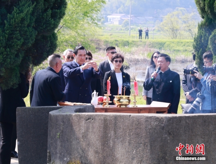 4月1日，马英九携家人到湖南省湘潭县祭祖。图为马英九在祭祖仪式上献酒。<a target='_blank' href='/'>中新社</a>记者 路梅 摄