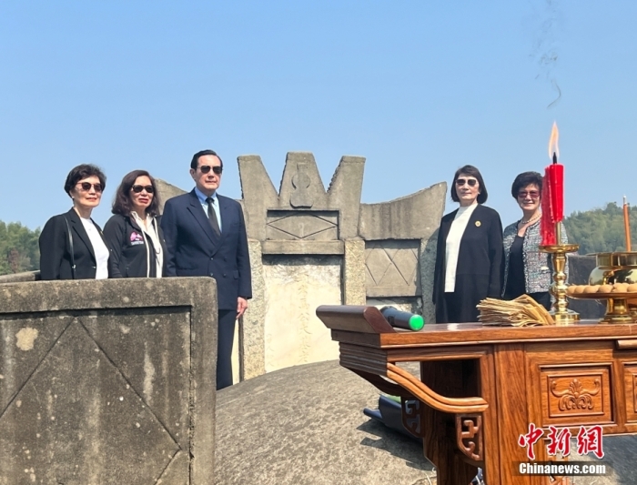 4月1日，马英九携家人到湖南省湘潭县祭祖。图为马英九(左三)及家人在祭祖仪式后留影。<a target='_blank' href='/'>中新社</a>记者 路梅 摄