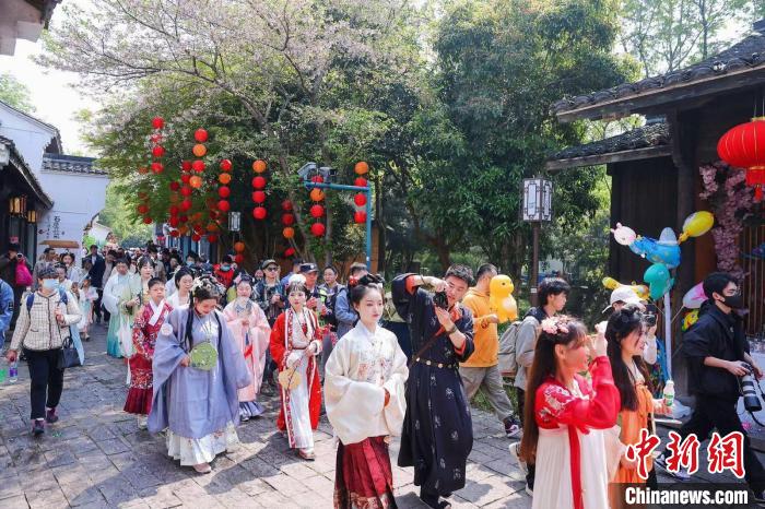 两百多名汉服爱好者齐聚西溪再现祭花神等传统花朝习俗