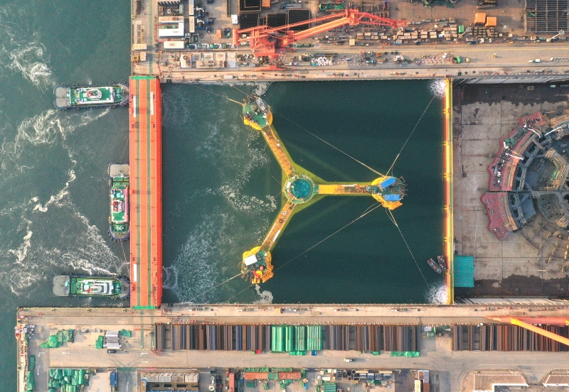 2月23日，我国首座深远海浮式风电平台“海油观澜号”完成主体工程建设，从青岛西海岸新区启运。（图源：科技日报）
