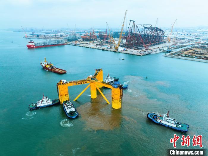 3月26日，我国首座深远海浮式风电平台“海油观澜号”在广东珠海福陆码头启航前往海南文昌海域。（图源：中新网）