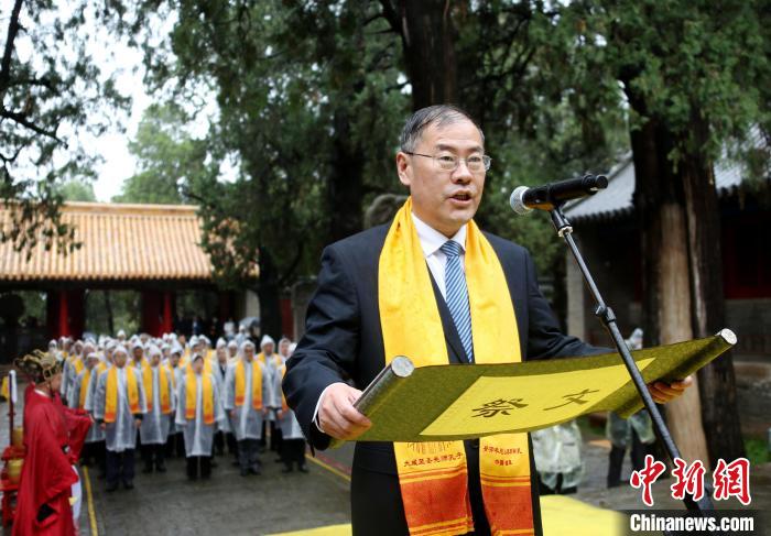 曲阜市人民政府市长崔加清在仪式现场恭读祭文。　沙见龙 摄