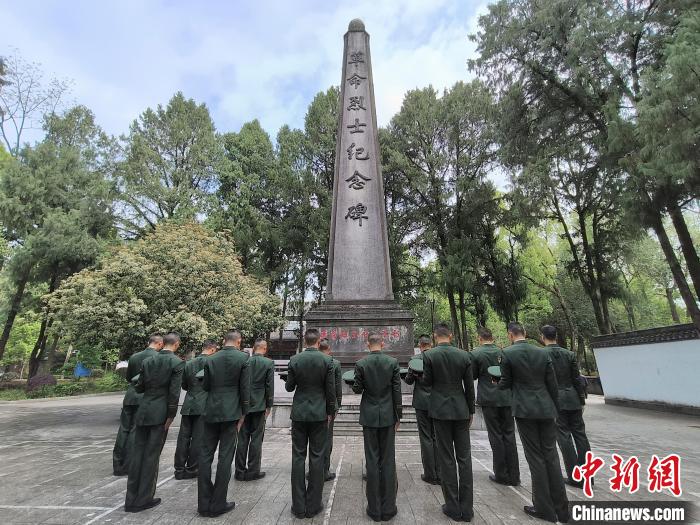 武警官兵向革命烈士纪念碑默哀。　卢圣鹏 摄