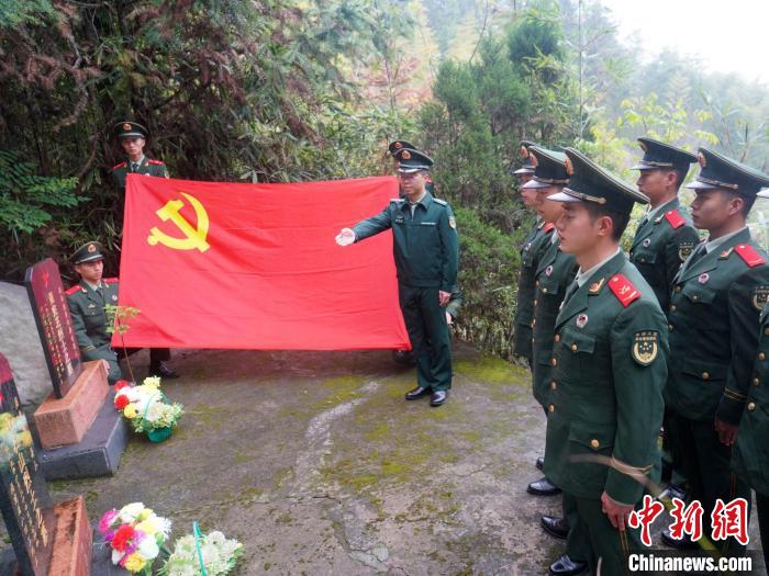 烈士墓前，武警官兵开展红色教育。　蒋苏昇 摄