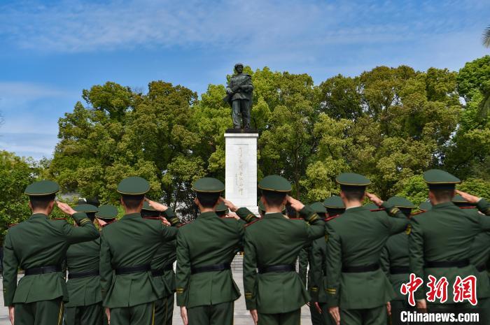 清明前夕重庆武警官兵赴邱少云烈士纪念馆缅怀先烈