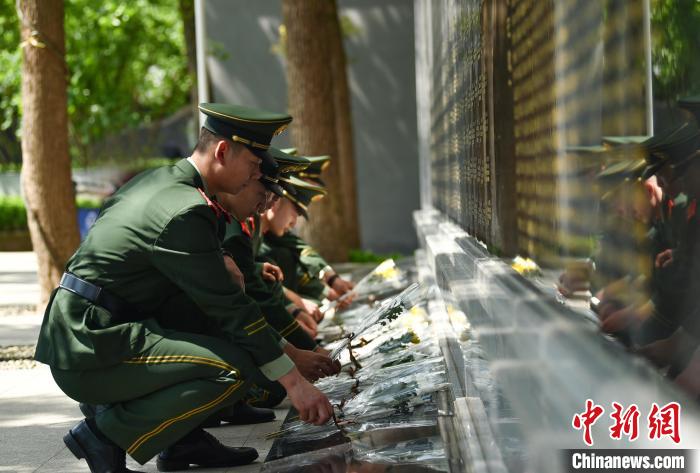 图为官兵向烈士敬献鲜花。　郭传伍 摄