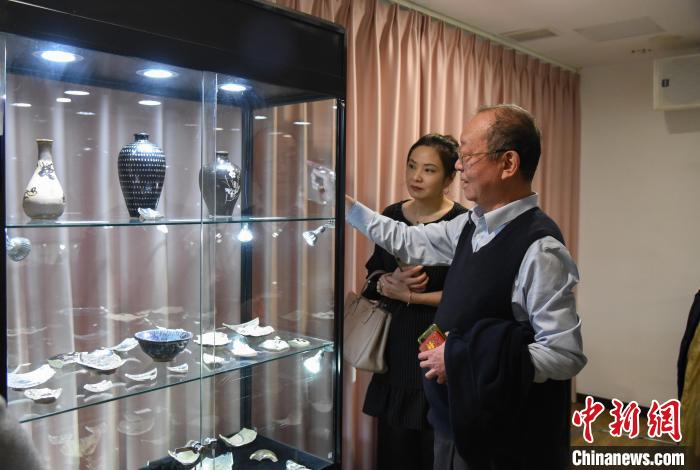 汪星侣(右一)向观众介绍吉州窑瓷器。　范宇斌 摄