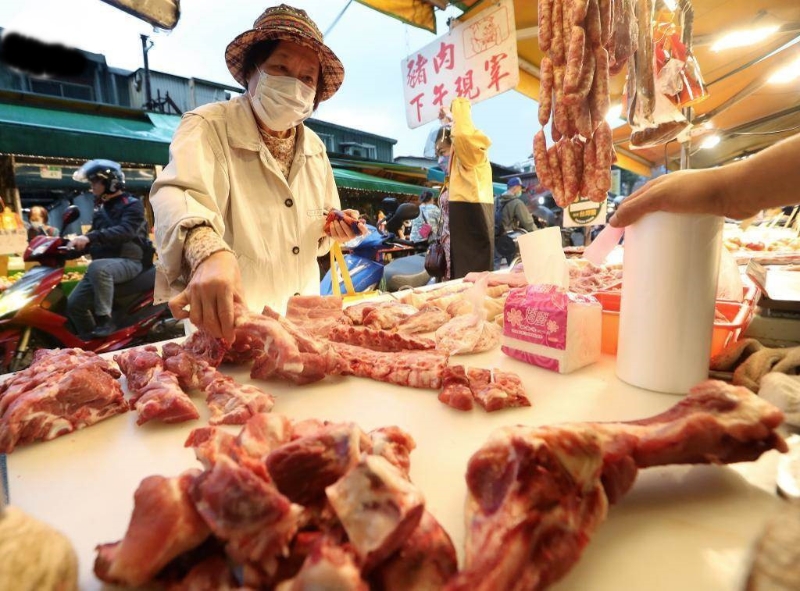 近日毛豬拍賣價格節節上升，本月3日休市前漲到每公斤99.03元高價。（報系資料照）