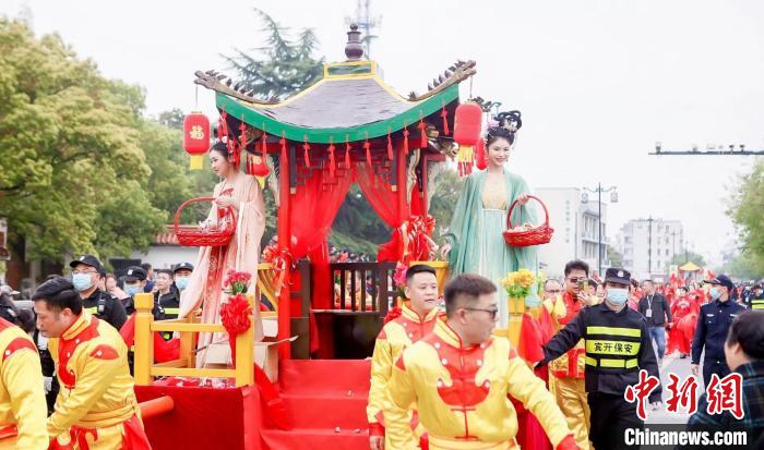 万人空巷浙江德清千年民俗蚕花庙会今拉开帷幕