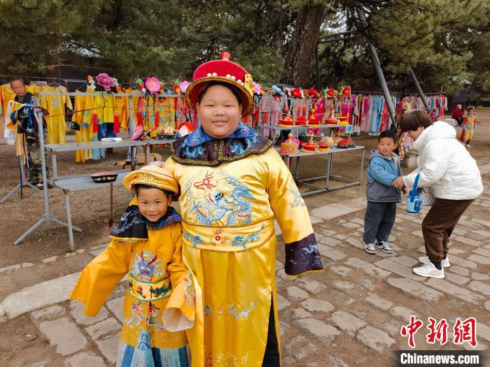 小游客在清西陵景区内穿清朝服装拍照留念。　吕子豪 摄