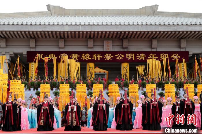 癸卯(2023)年清明公祭轩辕黄帝典礼5日在陕西黄陵县举行。　张远 摄