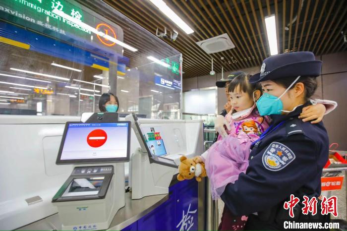 迎清明返乡祭祖潮福建口岸出入境旅客同比增长超10倍