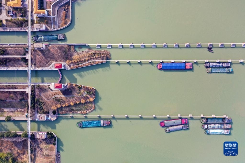 2月14日，货船有序通过位于江苏宿迁的京杭大运河皂河船闸。（图源：新华网）