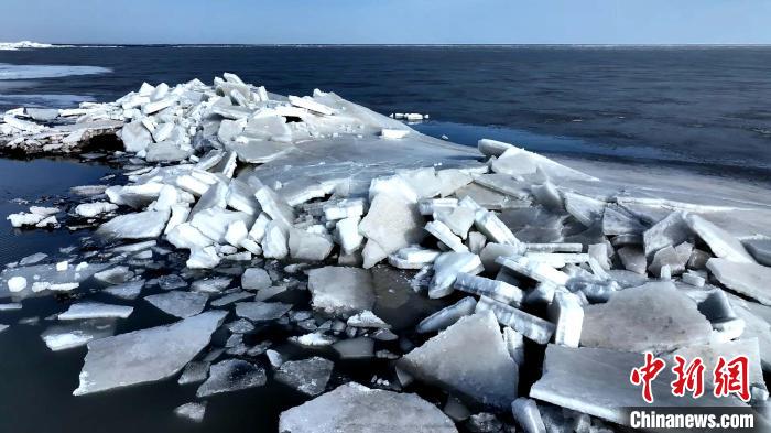 图为青海湖湖冰被推向岸边。　张世伟 摄