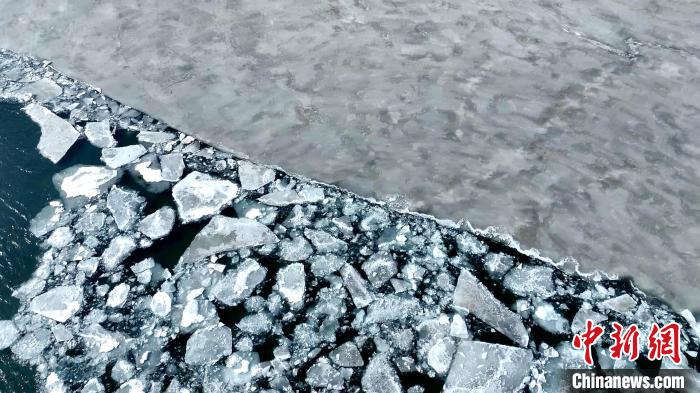图为青海湖冰封湖面解冻。　张世伟 摄