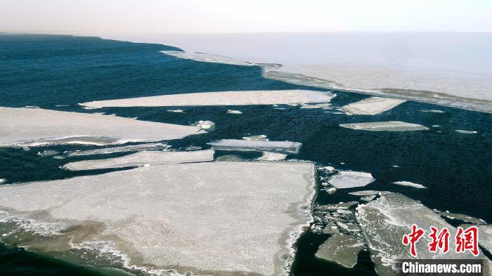 图为青海湖冰封湖面解冻。　张世伟 摄