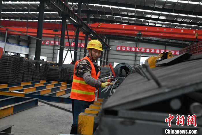 图为工人正在操作钢筋加工设备
。　张旭 摄<p style=