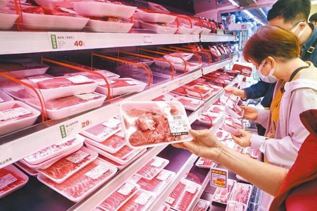 近日台湾猪肉每公斤价格已经飙破100元（新台币，下同），全台毛猪交易平均价格更到达111.58元，等于这1年来猪价上涨超过3成，对消费者而言很有感。（图源：台湾“中时新闻网”）