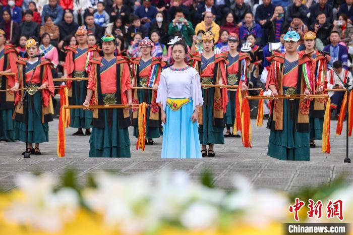 祭祀人员在进行“乐祭”仪式。　瞿宏伦 摄