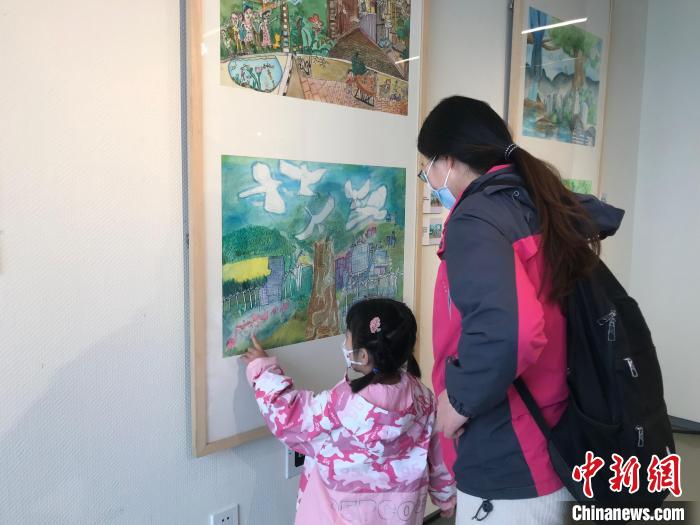 4月9日，“大湾区孩子们心目中的碳中和世界”绘画作品展开幕。图为民众在展品前驻足观赏。　陈建新 摄
