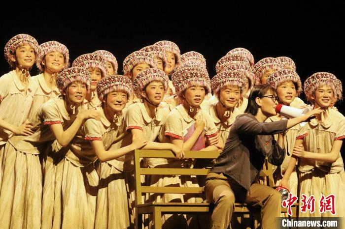 图为第八届中国舞蹈节开幕式上展演的舞蹈《深山里的女高阿妈》。　白合 摄