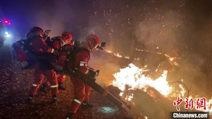 综述：中蒙边境草原火灾被成功阻截500余名消防员陆续撤离