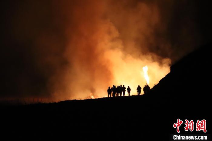 图为内蒙古森林消防员灭火现场。　张明月供图