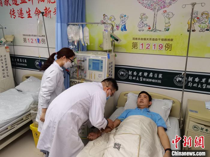 志愿者陈元在医院进行造血干细胞捐献。　赵正阳 摄