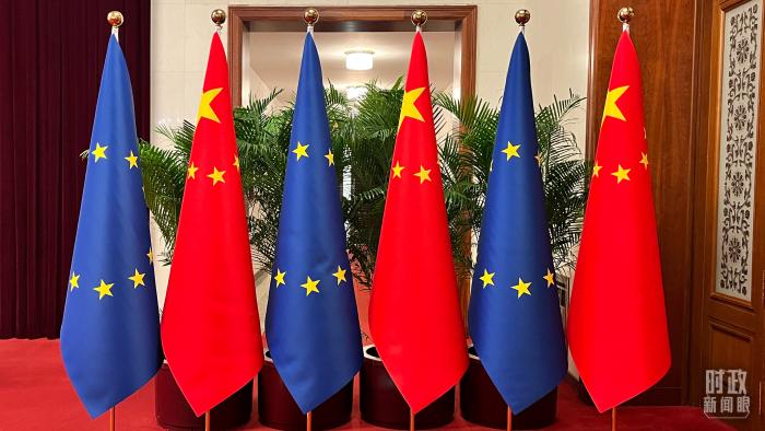 △习主席和冯德莱恩在这里握手合影。(总台央视记者陆泓宇拍摄)
