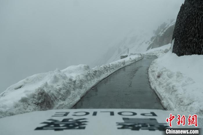 4月9日，西藏洛扎县海拔4800多米切公拉山大雪，画面左侧便是悬崖。　江飞波 摄
