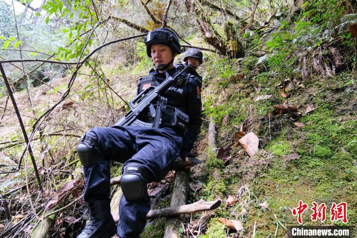 4月9日，拉郊边境派出所移民管理警察在边境地区陡峭湿滑的山道上进行戍边巡逻。　江飞波 摄