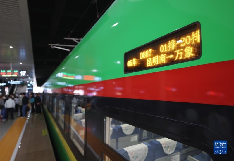 4月13日，列车在昆明南站整装待发。新华社记者 邢广利 摄 2