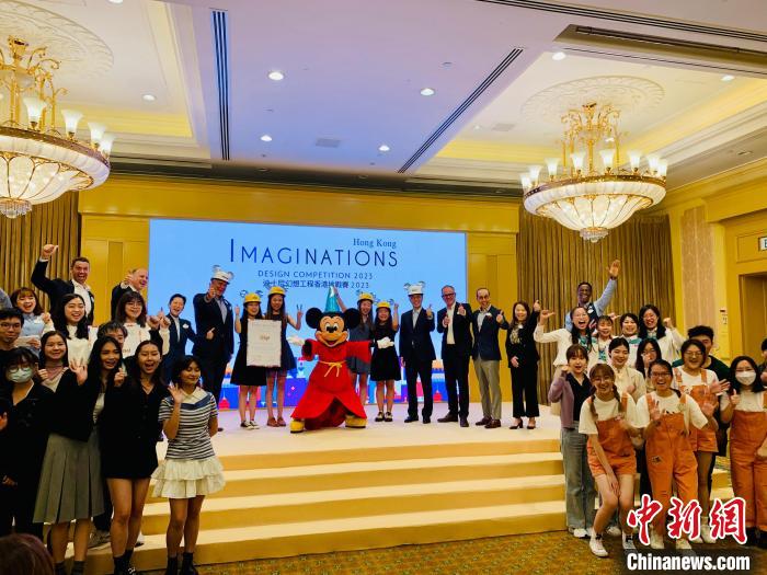 迪士尼米奇老鼠和第十届“迪士尼幻想工程香港挑战赛”的参赛选手一起拍摄大合照。　戴小橦 摄