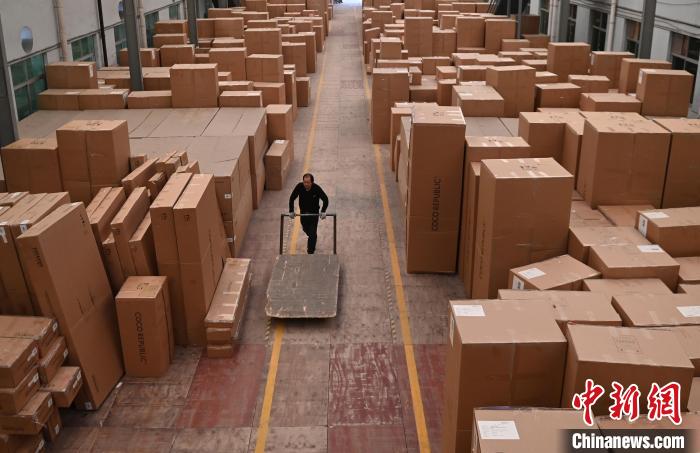 台企杭州桦桐家私集团的仓库里，工人将新生产的家具装车发往国内外。　王刚 摄
