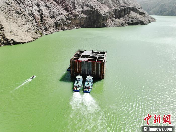 西北第一大浮式双壁钢围堰在青海顺利浮运定位