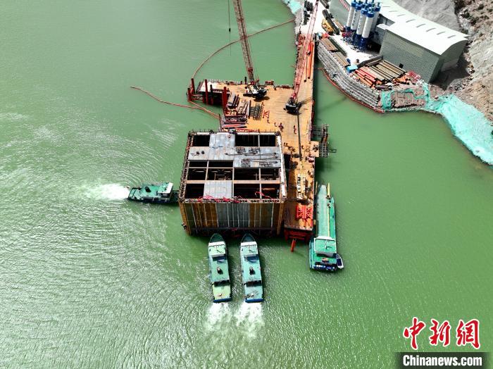图为索同坡黄河特大桥钢围堰。　青海交控集团 供图