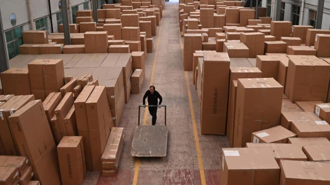 台企杭州樺桐傢俬集團的倉庫裏，工人將新生産的傢具裝車發往國內外。　王剛 攝