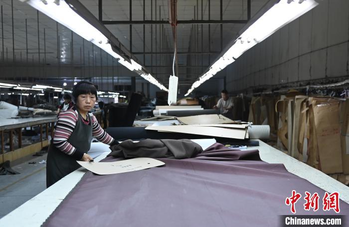 台企杭州樺桐傢俬集團的生産車間裏，工人們在加緊生産、製作傢具。　王剛 攝