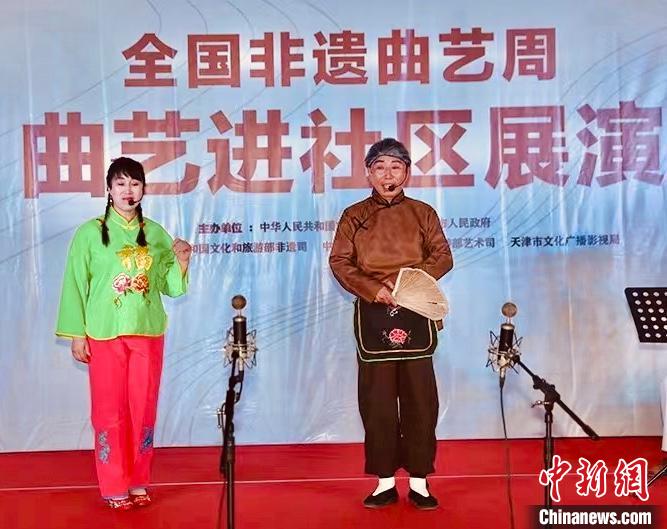 刘志强(右)表演弹唱。　任丽娜 摄