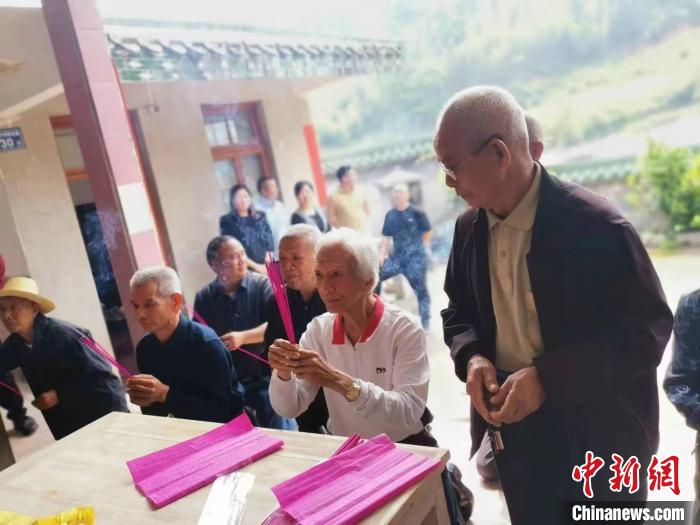 77岁台胞登陆祭祖，“暌违三年多，我终于回来了。”