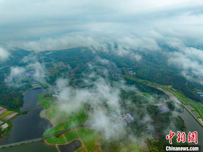 航拍江西雨后云雾缭绕苍翠掩映绿意盎然