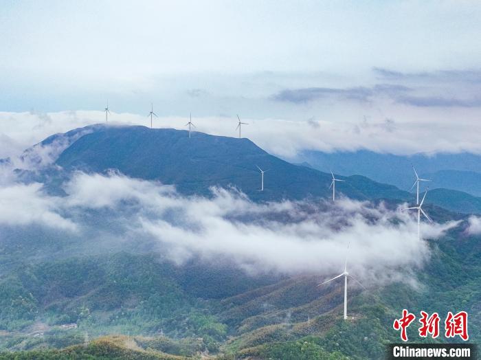 图为云雾缭绕的湖口县凰山岭。　李学华 摄