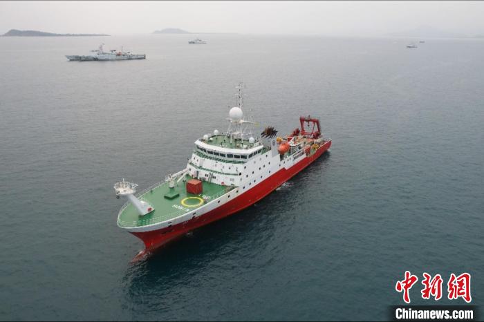 “科学”号科考船完成今年首个科考航次任务后三亚入境
