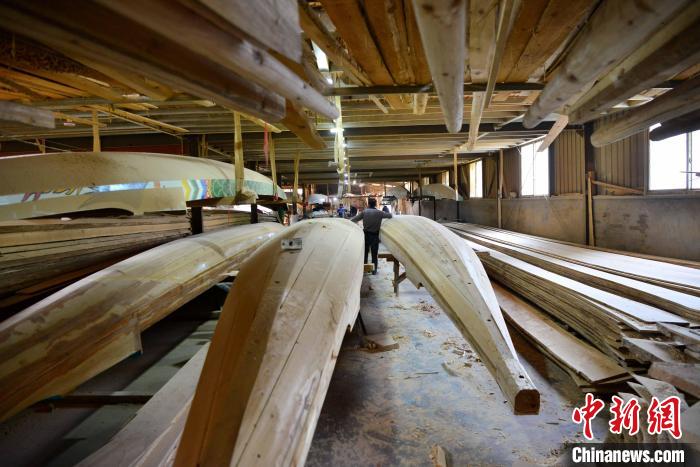 图为方庄村方忠雄龙舟厂工人正在忙碌。方庄村的传统龙舟制造历史，可以追溯到700多年前。　张斌 摄