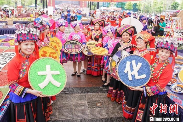 广西大化：民众巧制上百种造型五色糯米饭