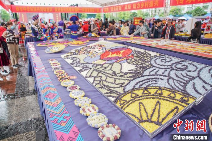 图为参赛的五色糯米饭作品。　陈冠言 摄