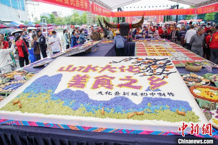 图为参赛的五色糯米饭作品。　陈冠言 摄
