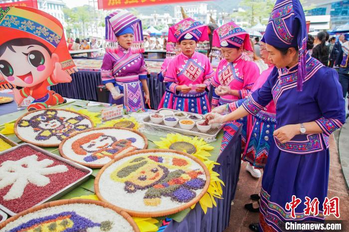 图为民众品尝五色糯米饭。　陈冠言 摄