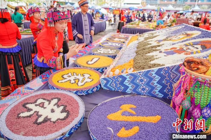 图为参观者拍摄参赛作品。　陈冠言 摄
