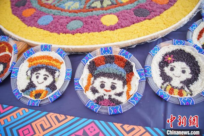 图为参赛的五色糯米饭作品。　陈冠言 摄